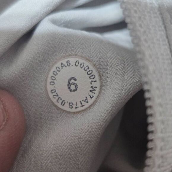 Lululemon Tracker Short V Sz 6 White - Picture 6 of 6